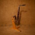 20250707_2230_Saxophone on Wood Stand_remix_01jzjx7vfwfzd907m83k7aznbq
